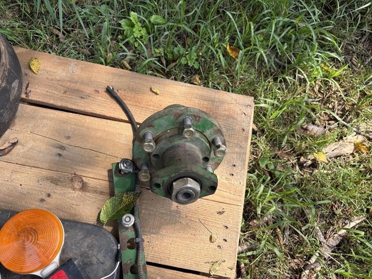 pallet-misc-john-deere-planter-parts-image-4