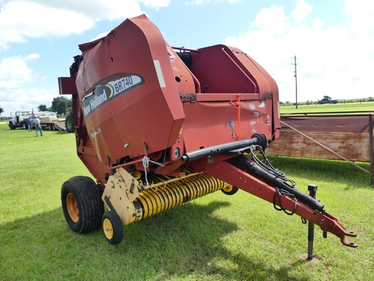 new-holland-br740-image-2