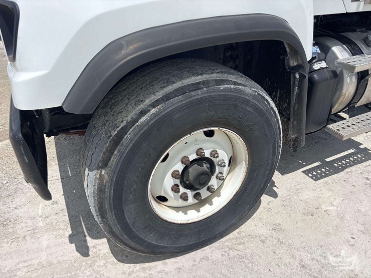 2015-freightliner-114sd-image-39