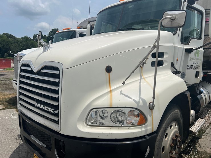 mack-cxu-tender-truck-image-1
