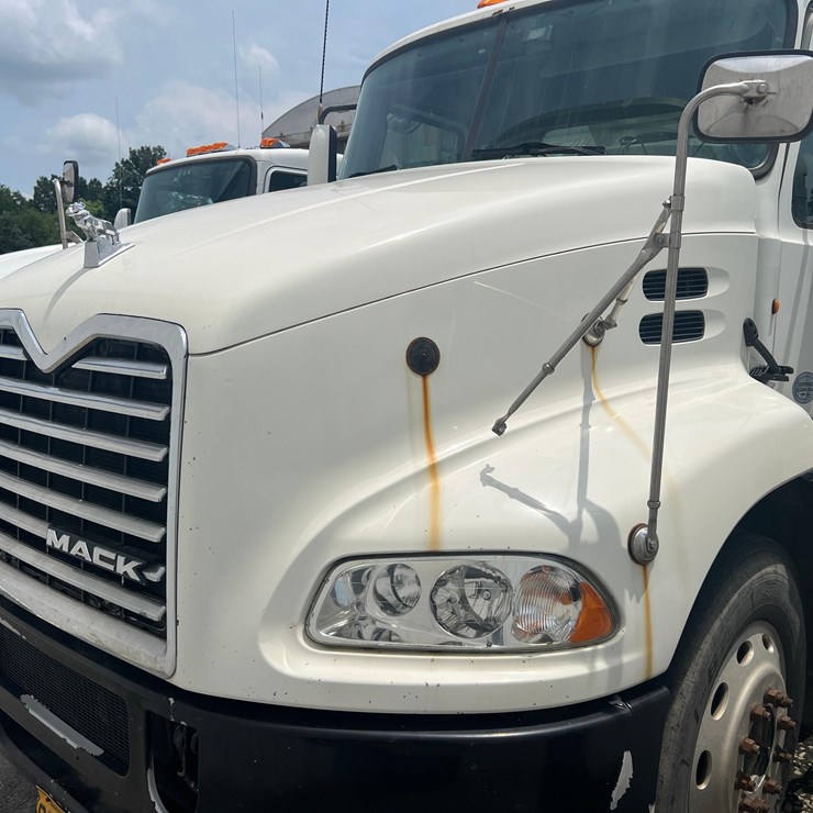 Mack CXU Tender Truck