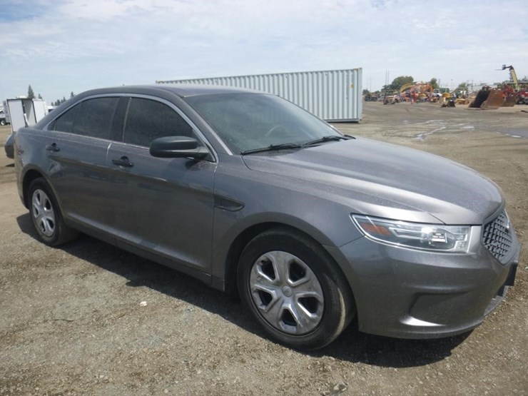2015-ford-taurus-sedan-image-2