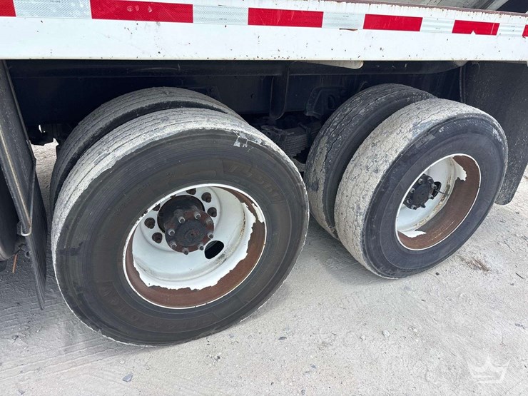 2015-freightliner-114sd-image-24