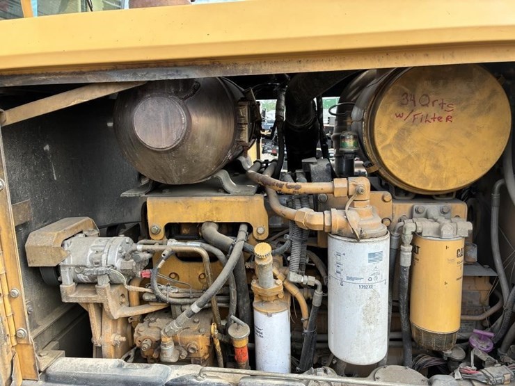 2010-caterpillar-143h-image-17