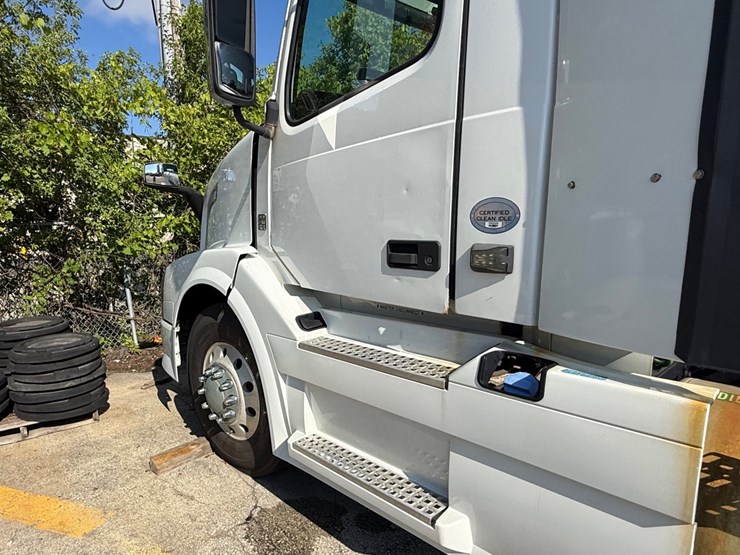 #125-•-2013-volvo-vnl64t-day-cab-(has-wi-title)-(new-berlin,-wi)-image-21
