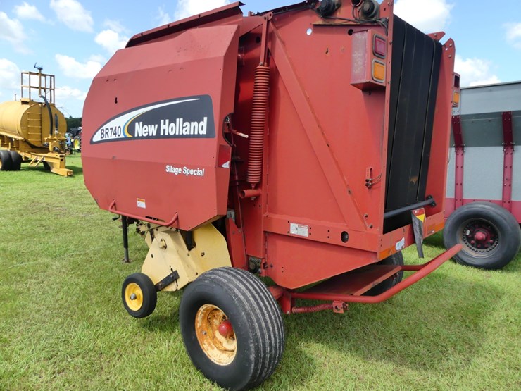 new-holland-br740-image-4