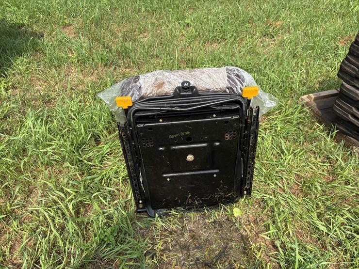 tractor-12-volt-air-seat---never-used-image-4