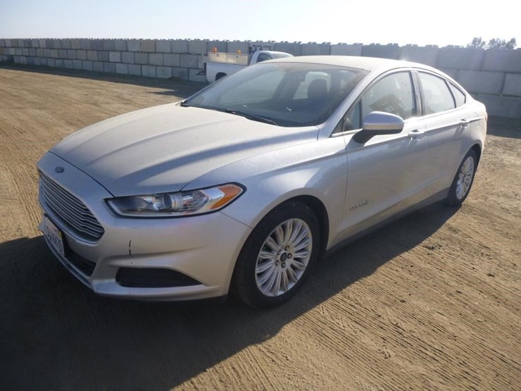2016-ford-fusion-hybrid-sedan-image-2