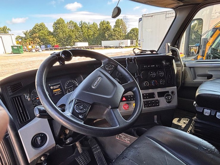 2019-freightliner-cascadia-126-image-4