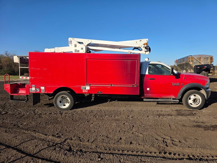 2017-ram-5500-bucket-truck-image-4