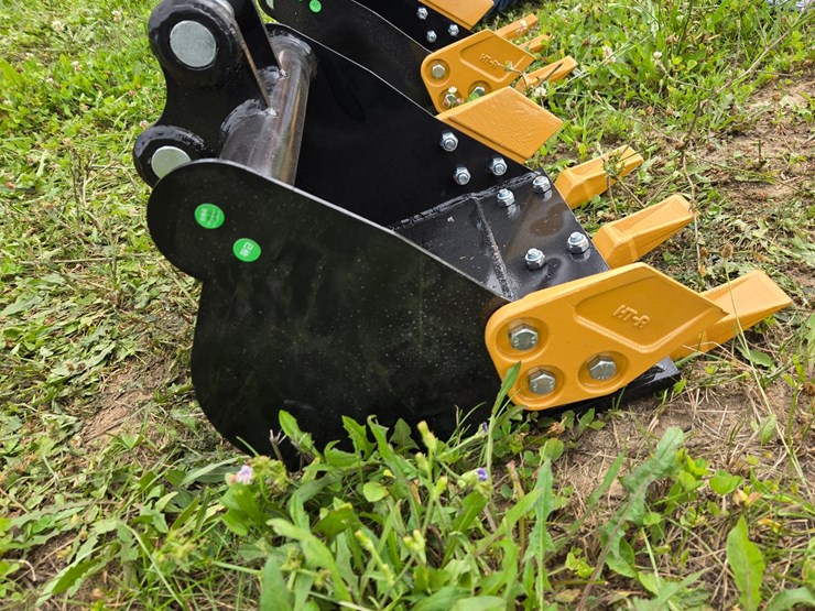 #2041-•-40-cm-(approx.16")-toothed-mini-excavator-bucket-image-1