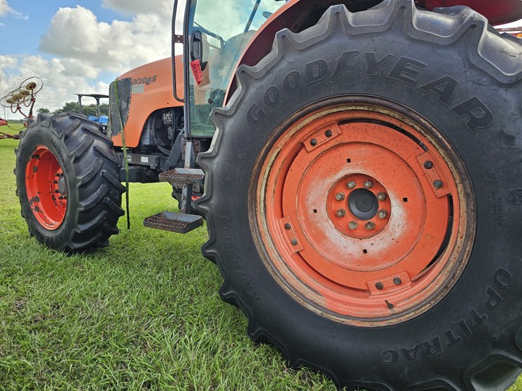 2015-kubota-m108s-image-9