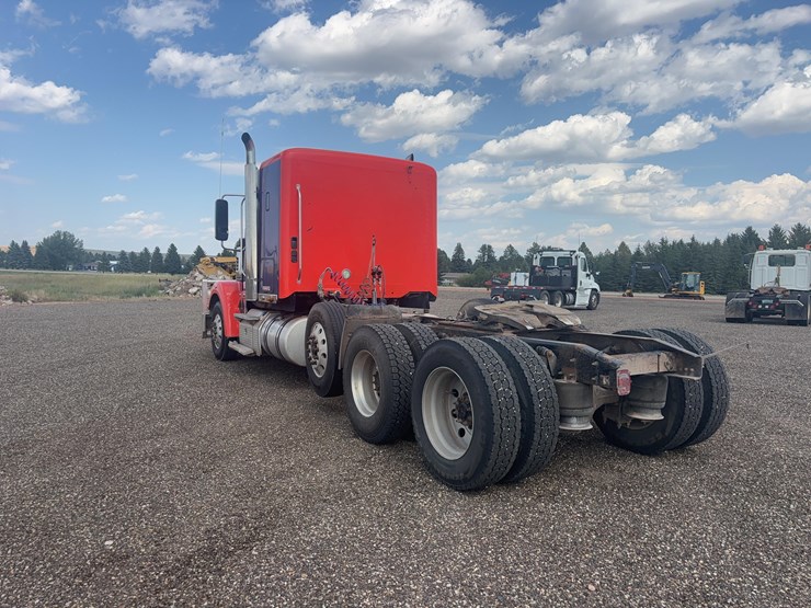 2015-freightliner-122sd-semi-image-7