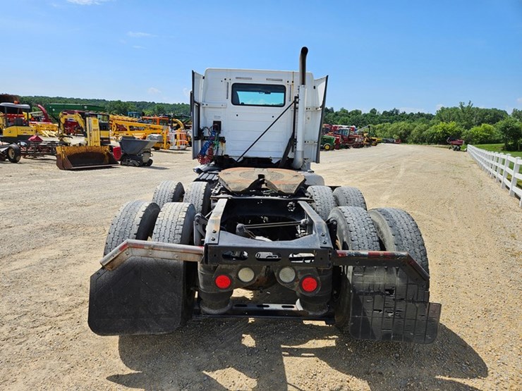 #65-•-2012-volvo-vnl-day-cab-tandem-axle-semi-tractor-image-4