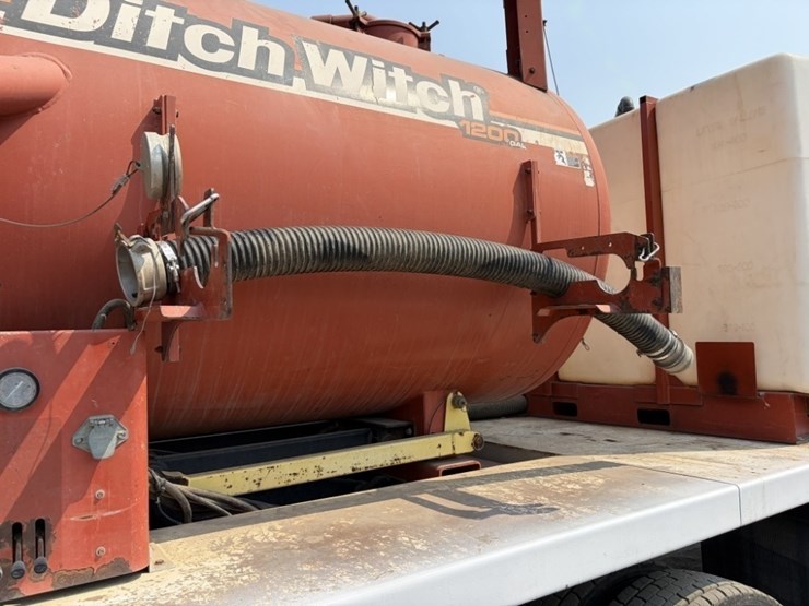 2018-freightliner-108sd-image-23
