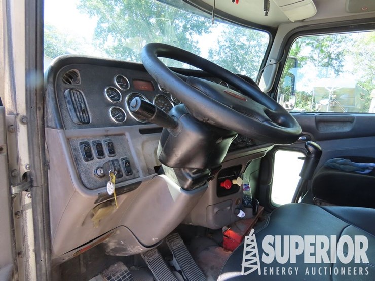 2013-peterbilt-384-image-6