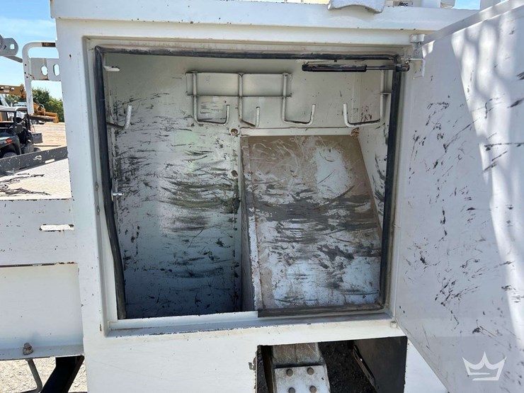 2019-freightliner-m2-106-image-28