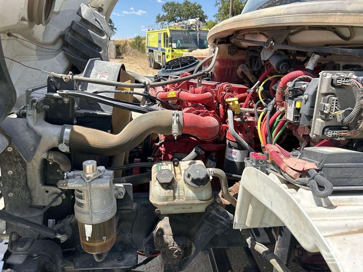2019-freightliner-m2-106-image-9