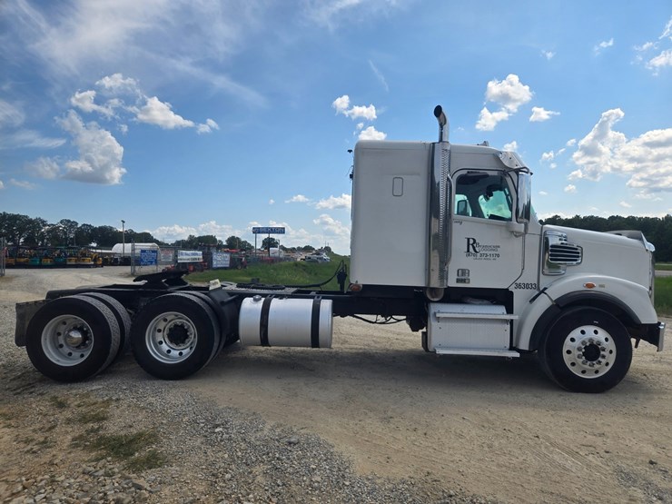 2017-freightliner-122sd-image-19