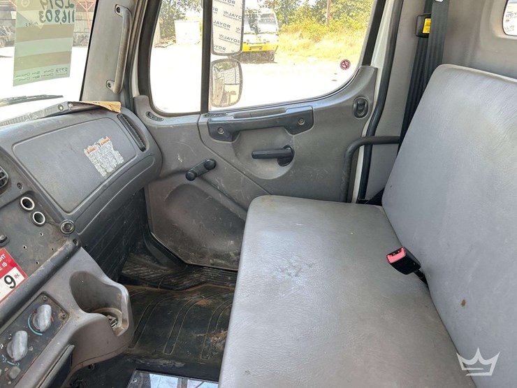 2019-freightliner-m2-106-image-16