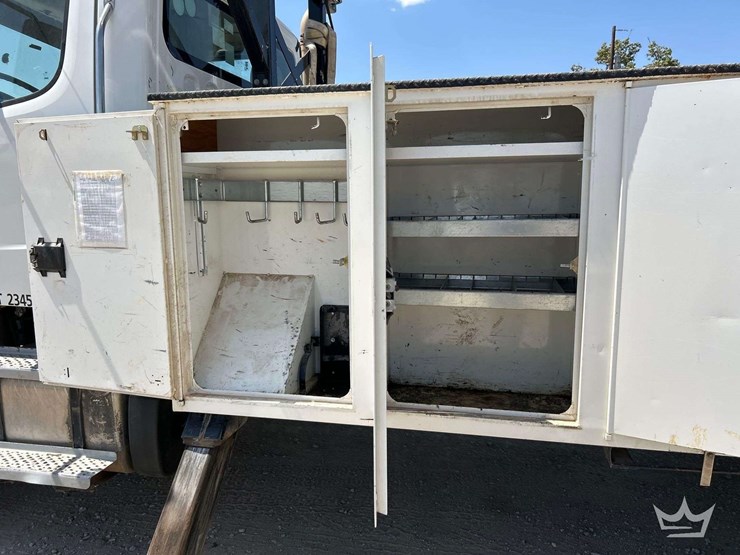 2020-freightliner-m2-106-image-32