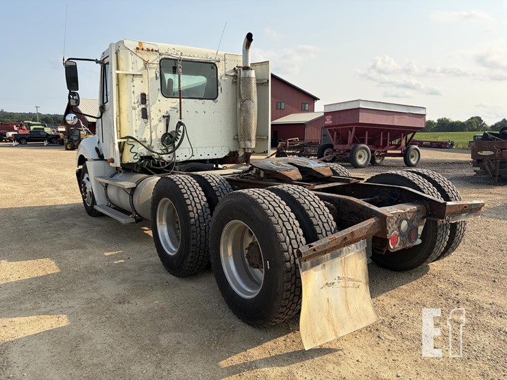 2002-freightliner-columbia-120-image-3