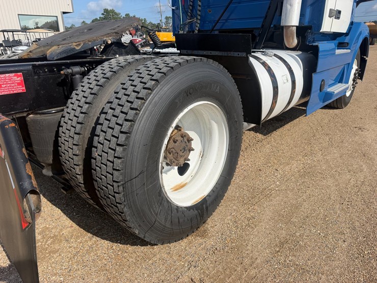 2017-volvo-vnl42t300-image-5