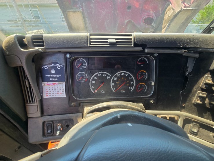 2003-freightliner-columbia-120-image-47