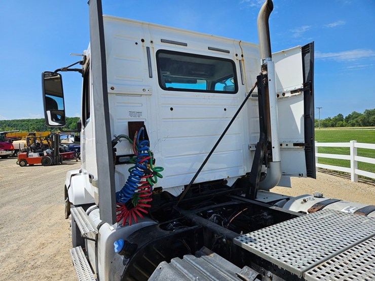 #65-•-2012-volvo-vnl-day-cab-tandem-axle-semi-tractor-image-13