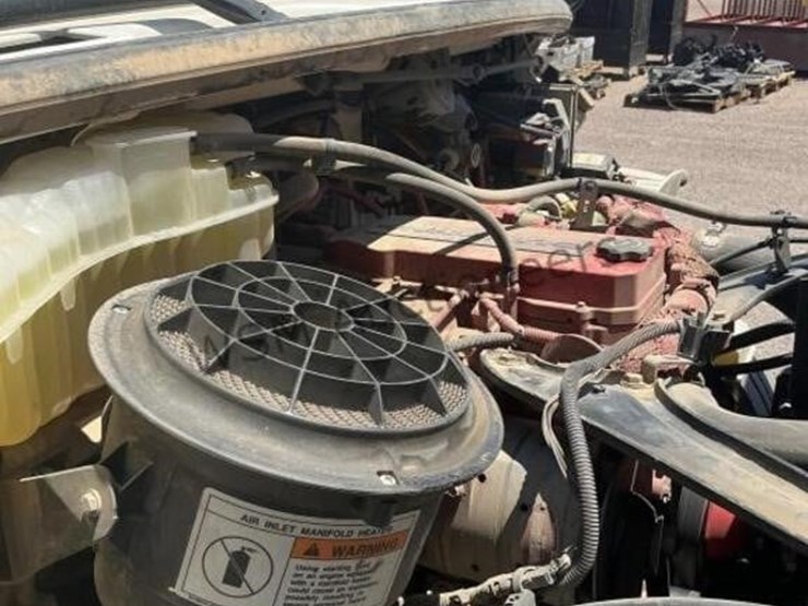 2013-freightliner-m2-106-image-15