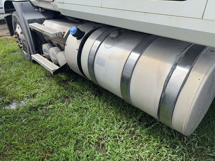 2013-mack-semi,-728,000-miles,-445hp,-m-drive-auto,-dual-line-wet-kit,-11r-24.5-tires,-deleted,-no-def,-vin--1m1aw07y8dm028609-image-11