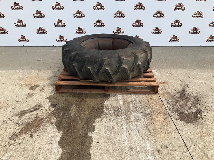 #5021-•-13.6---28-agricultural-tractor-tire-on-metal-rim-image-1