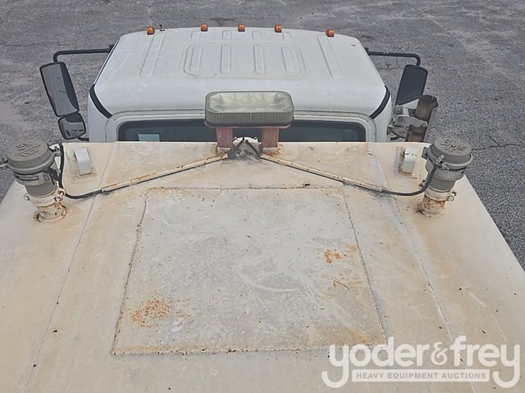 2013-freightliner-m2-106-image-45