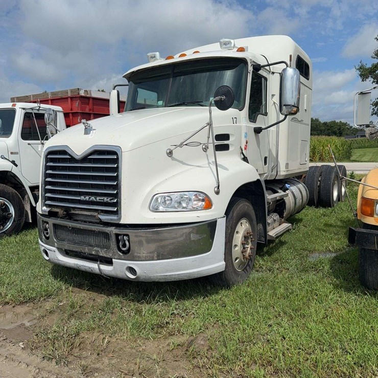 2013 Mack semi Model: 600CXU, 812,000 miles, 445HP, 11R22.5 tires, semi has been deleted (No DEF), VIN# 1M1AW07Y4DM028607