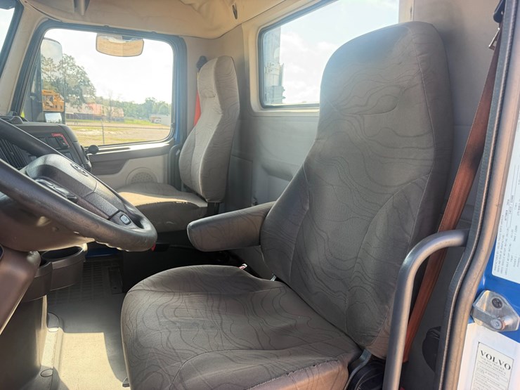 2017-volvo-vnl42t300-image-13