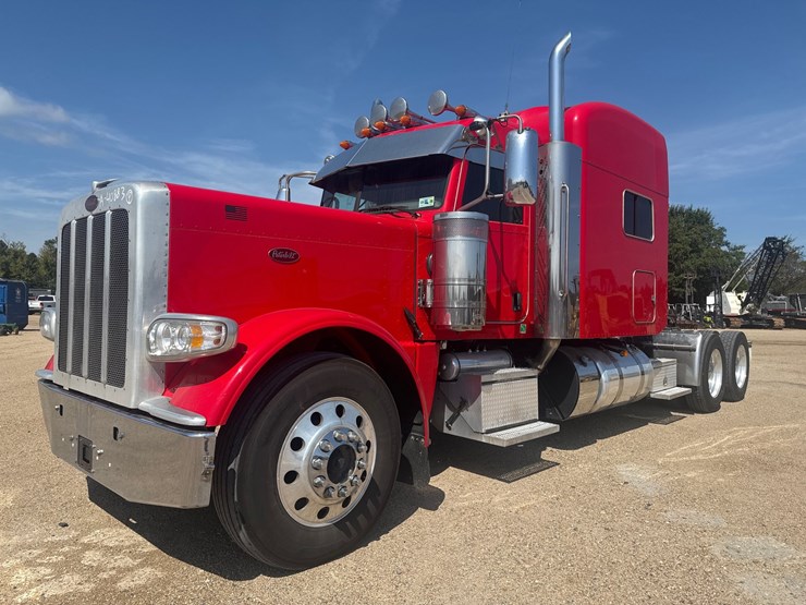 2021-peterbilt-389-image-1