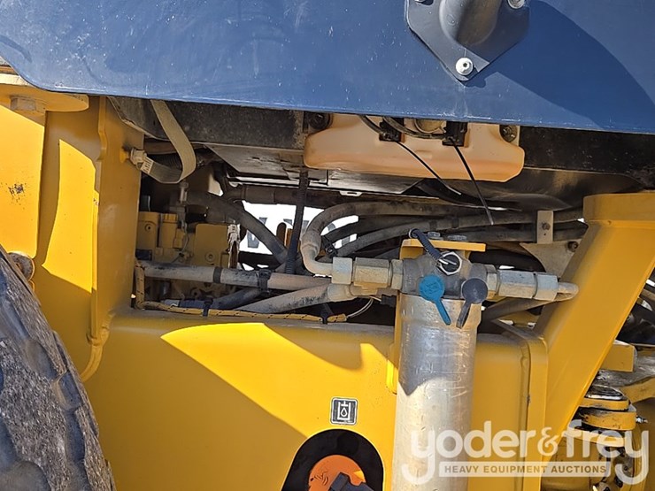 2020-caterpillar-cs56b-image-21