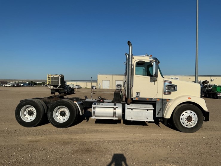 2015-freightliner-coronado-122-sd-image-4