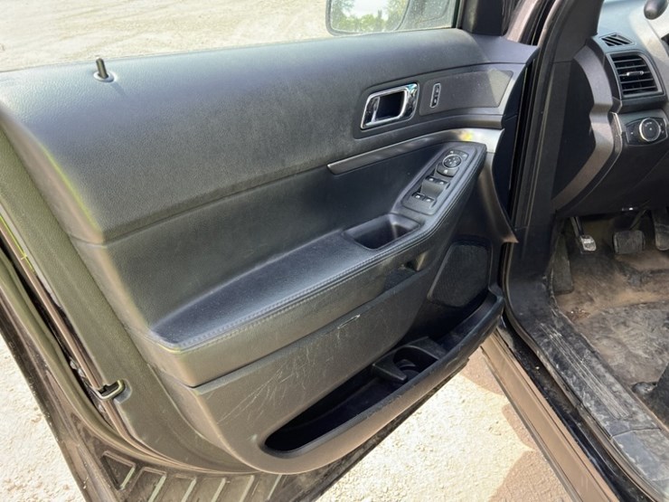 2016-ford-explorer-image-22