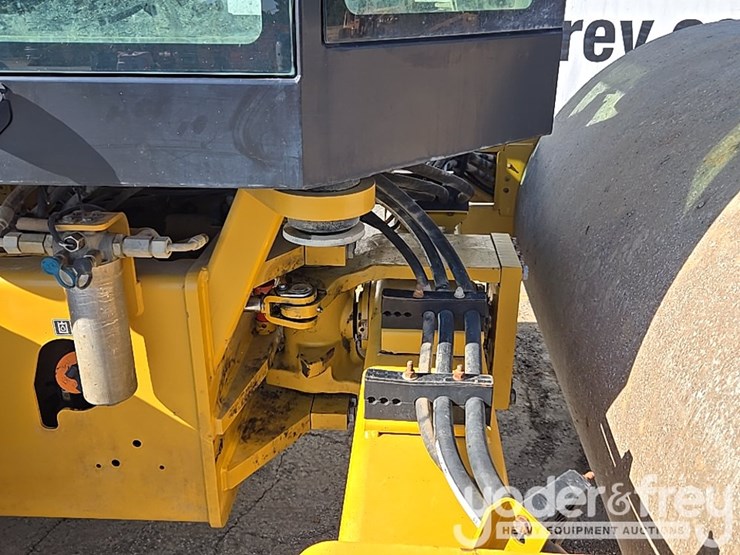2020-caterpillar-cs56b-image-16