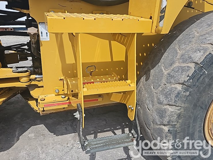 2014-deere-624k-image-32