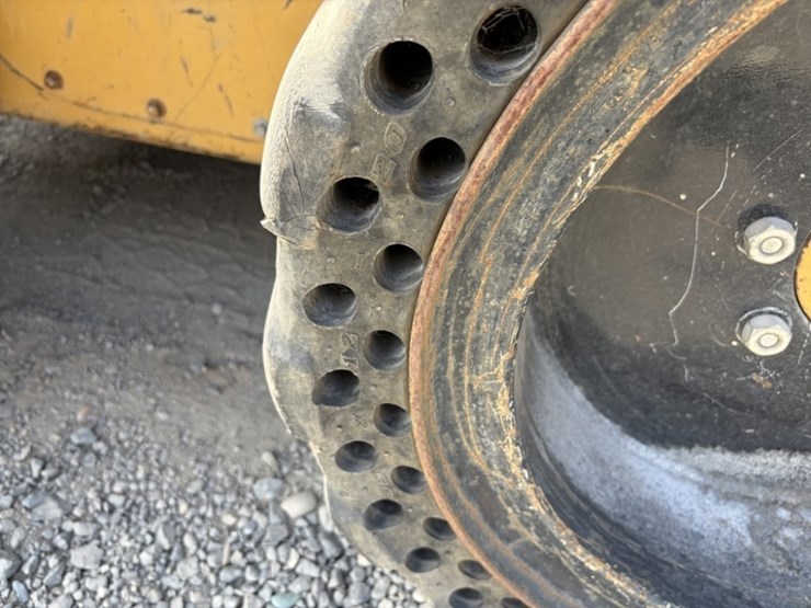2012-caterpillar-236b3-image-13