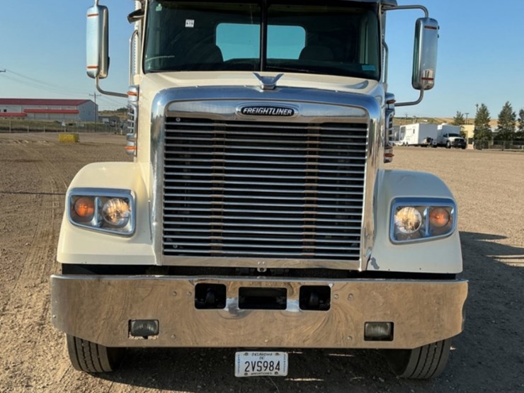 2015-freightliner-coronado-122-sd-image-2