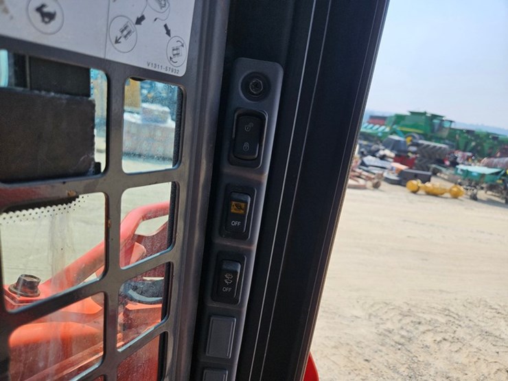 2016-kubota-ssv75-image-24