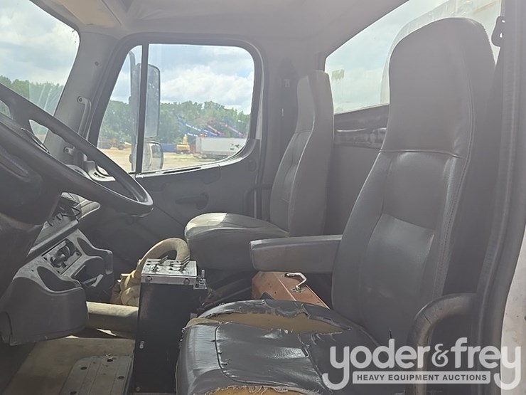 2013-freightliner-m2-106-image-47