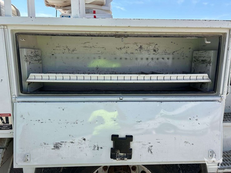 2019-freightliner-m2-106-image-29