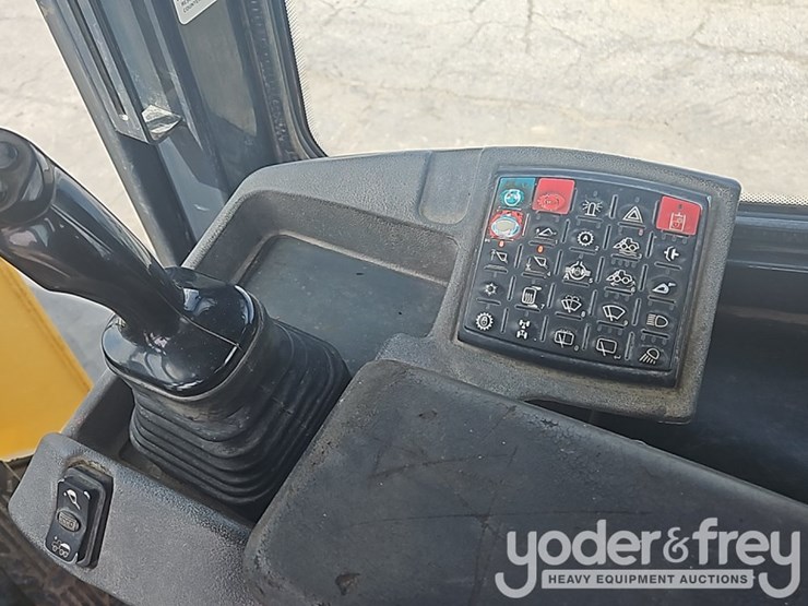 2014-deere-624k-image-35