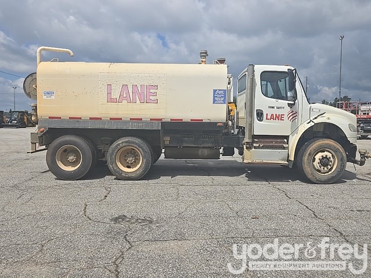 2013-freightliner-m2-106-image-6