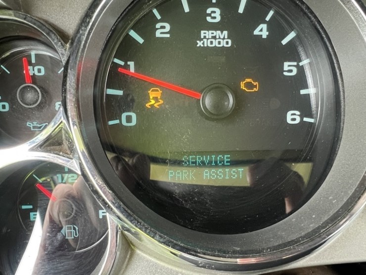 2014-chevrolet-silverado-3500-image-34