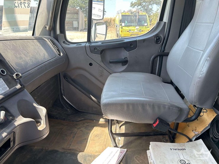 2020-freightliner-m2-106-image-16